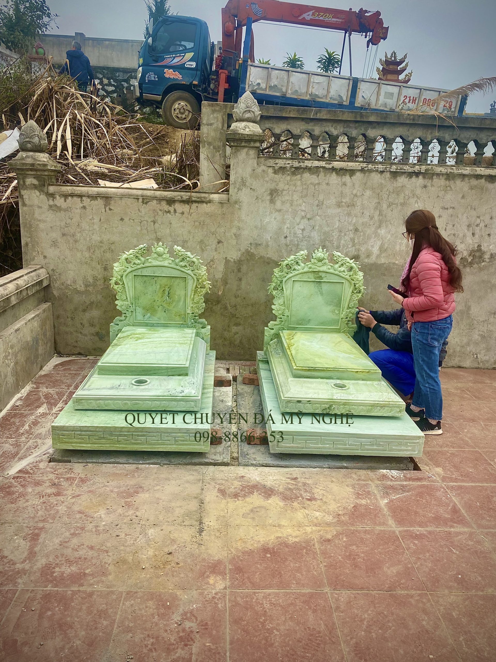 Một mẫu mộ đôi khác do xưởng đá mỹ nghệ Yên Bái chế tác