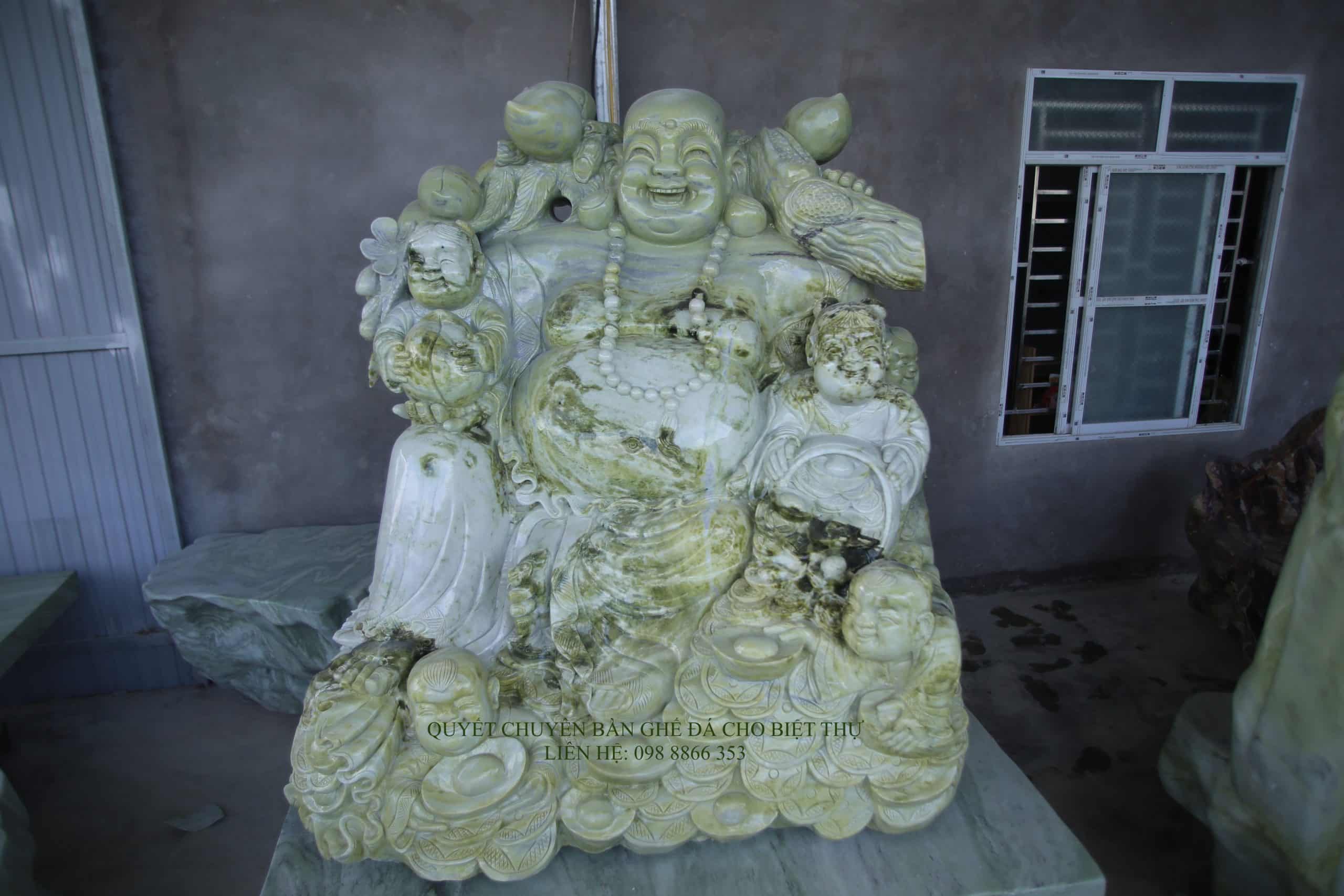 Bức Tượng Phật Di Lặc Được Chế Tác Từ Đá Ngọc Serpentine Yên Bái