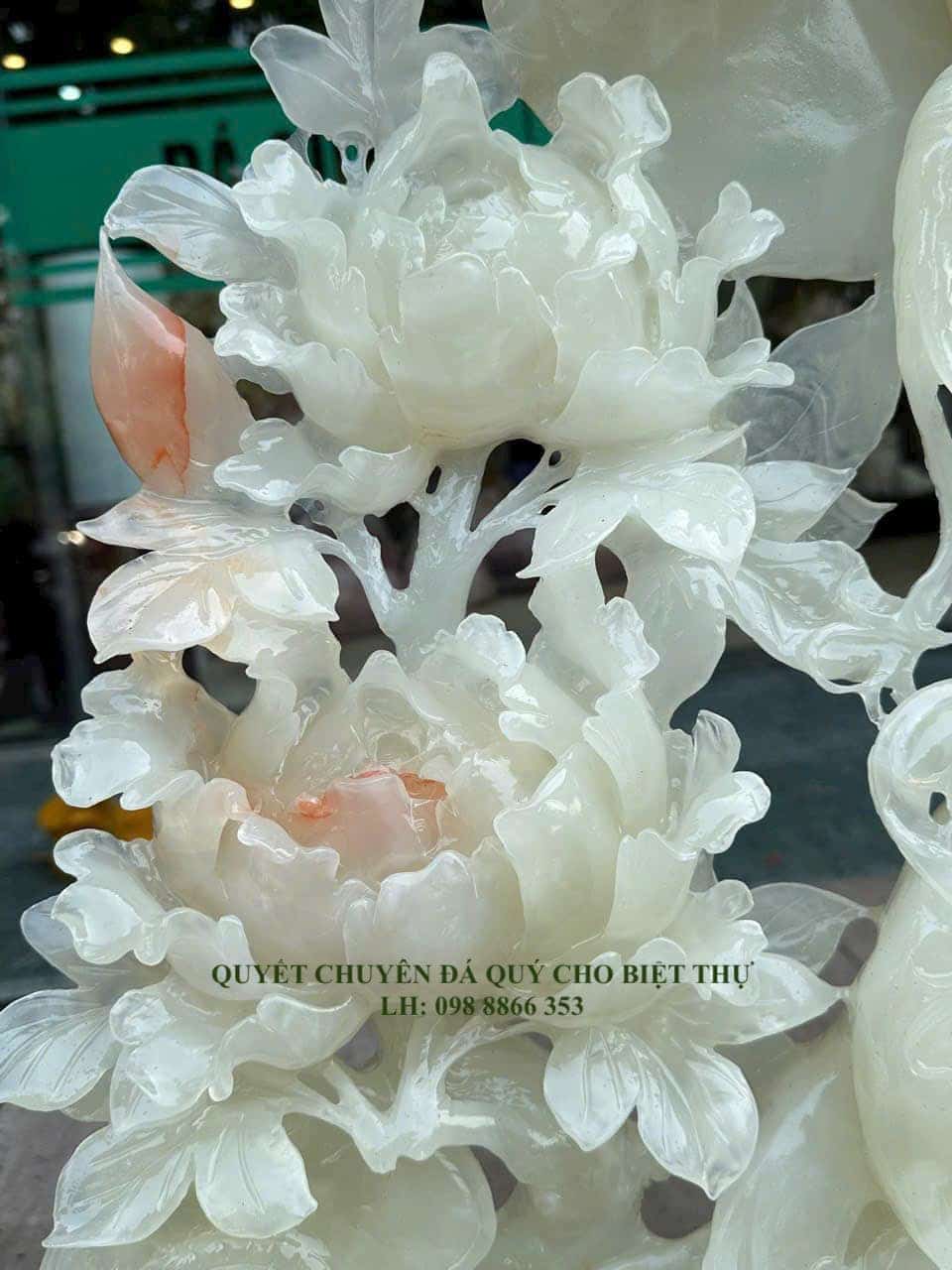 Chất Ngọc Onyx Trắng, Trong Làm Tăng Thêm Sự Trang Trọng Cho Tác Phẩm