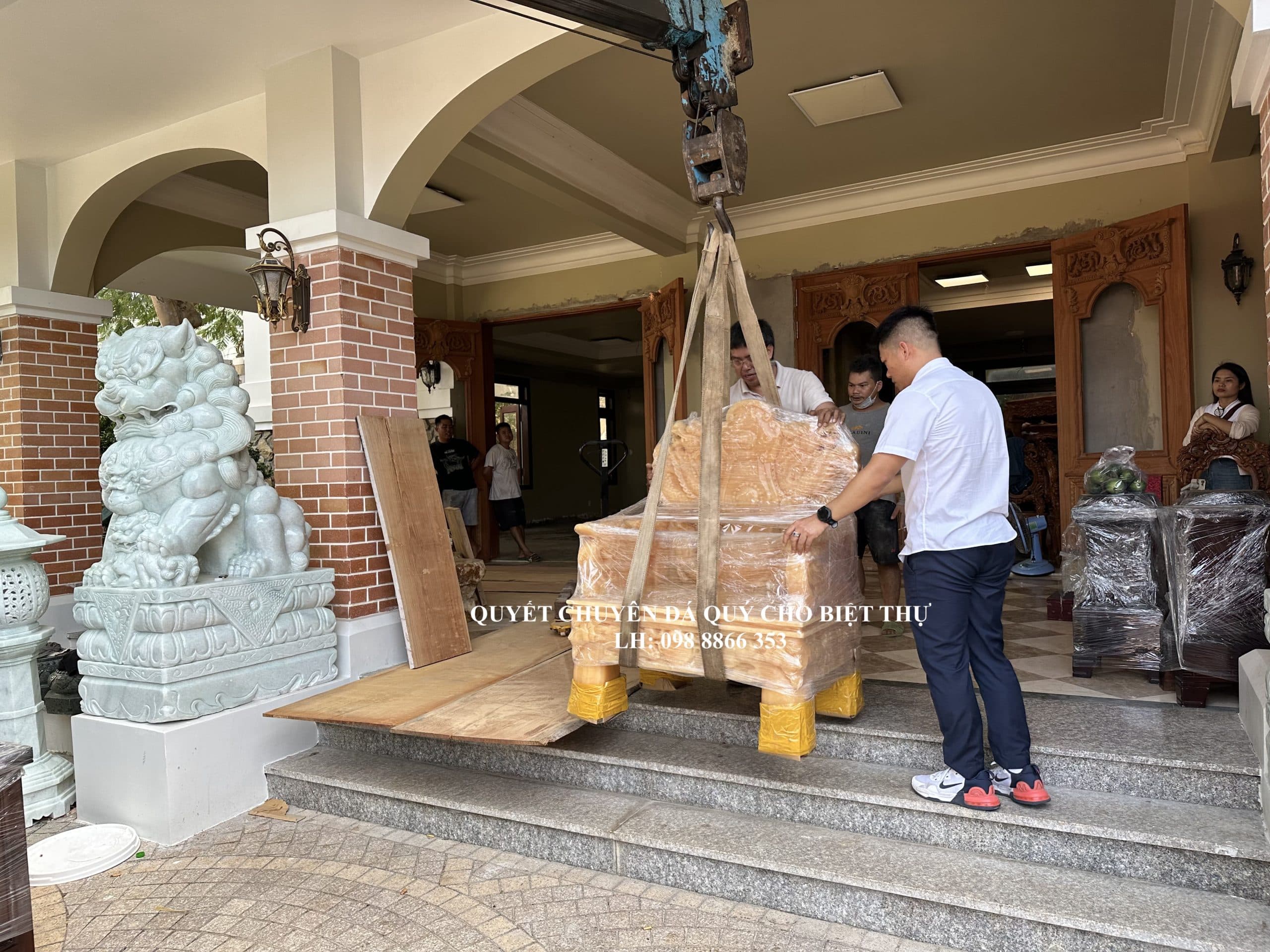 Hình Ảnh Lúc Đang Lắp Đặt Các Tác Phẩm Đá Quý Hoàng Long